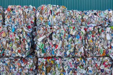 Geri dönüştürülmüş ve paketlenmiş atık. Sürdürülebilir endüstri. İmha materyali
