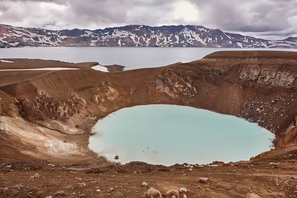 Viti krateri Askja bölgesinde jeotermal sularda yüzücüler. İzlanda
