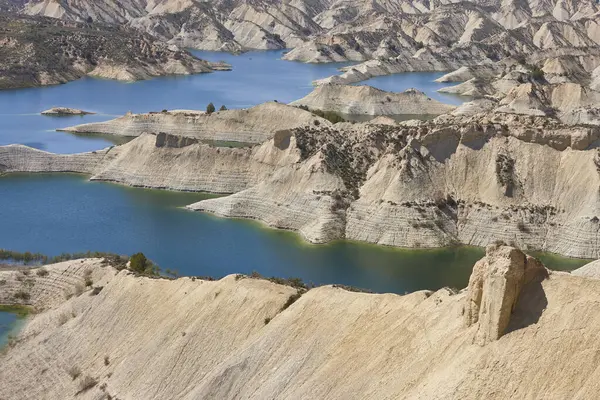 Çorak Topraklar manzarası ve Algeciras rezervuarındaki mavi sular. Murcia, İspanya