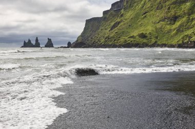 Reynisdrangur kaya tepeleri ve siyah kumsal. Vik, İzlanda deniz manzarası