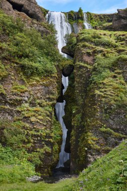 Seljalandsfoss şelalesinin yakınındaki şelale. Eyjafjalajokul bölgesi. Güney İzlanda. 