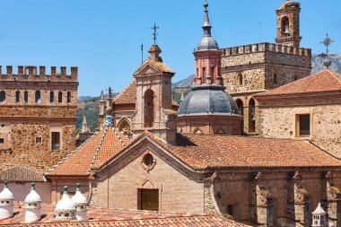 Guadalupe manastırı ve resimli antika binalar. Çatlaklar, Extremadura. İspanya