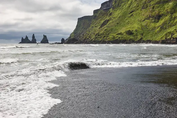 Reynisdrangur kaya tepeleri ve siyah kumsal. Vik, İzlanda deniz manzarası