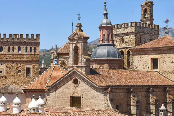 Guadalupe manastırı ve resimli antika binalar. Çatlaklar, Extremadura. İspanya
