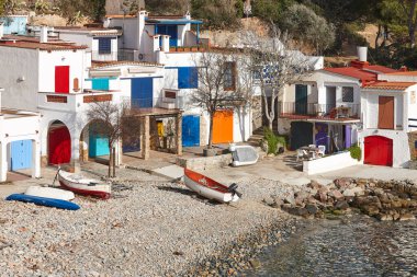 Girona 'daki resim gibi renkli Akdeniz kıyıları. Salguer Koyu. Katalonya, İspanya