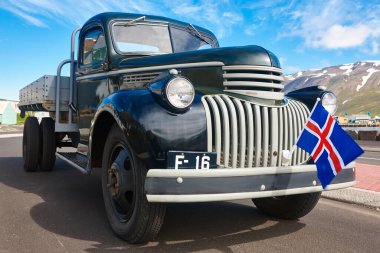 Klasik kamyon caddeye park etmiş. İzlanda bayrağı. İzlanda