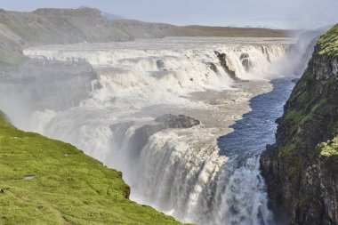 Büyük Gullfoss şelalesi. Güney bölgesi. Altın Çember rotası. İzlanda simgesi. 