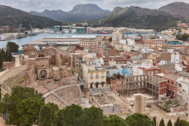 Cartagena silueti. Antik Roma tiyatrosu, katedral ve liman. Murcia, İspanya