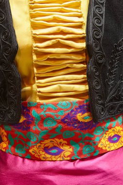 Renkli kadın giysileri. Motif nakış işi. İspanyol tekstil tarzı