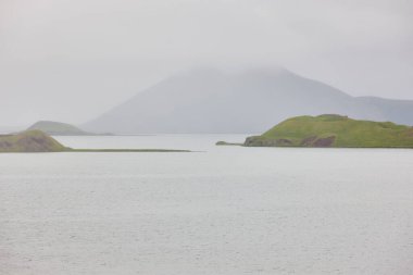 Myvatn bölgesinde sisle kaplı bazalt oluşumlar. İzlanda manzarası