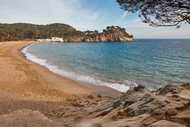 Costa Brava 'daki Akdeniz kumsalı. Castell plajı. Palamos, Katalonya. İspanya