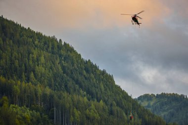Helikopter kurtarma tatbikatı simülasyonu bir dağ odununda. Acil durum.