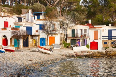 Girona 'daki resim gibi renkli Akdeniz kıyıları. Salguer Koyu. Katalonya, İspanya