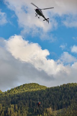 Helikopter kurtarma tatbikatı simülasyonu bir dağ odununda. Acil durum.