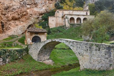 Tobera 'nın ortaçağ köyü. Şapel ve köprü. Burgos, İspanya