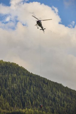 Helikopter kurtarma tatbikatı simülasyonu bir dağ odununda. Acil durum.