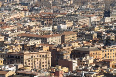 Roma şehir merkezinde geleneksel binalar ön cephede. İtalya