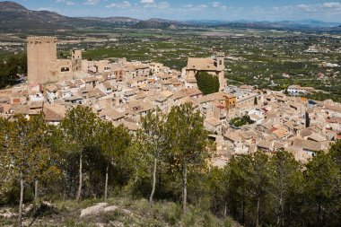 Kale, kilise ve Moratalla 'da geleneksel kiremitli çatılar. Murcia, İspanya