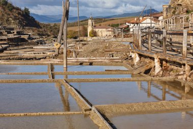 Bask Bölgesi 'nde antika tuz düzlükleri. Salinas de Anana. İspanya