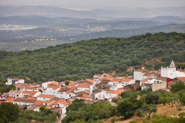 Resimli, bembeyaz evler ve yeşil orman. Valle Matamoros. Badajoz, İspanya