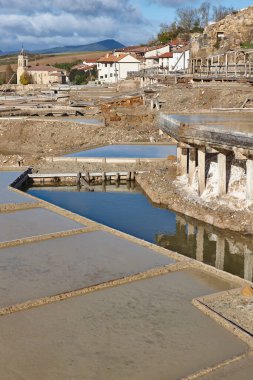 Bask Bölgesi 'nde antika tuz düzlükleri. Salinas de Anana. İspanya