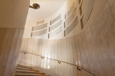 Papaların gömülü olduğu koridorlar. Aziz Peters Bazilikası. Vatikan