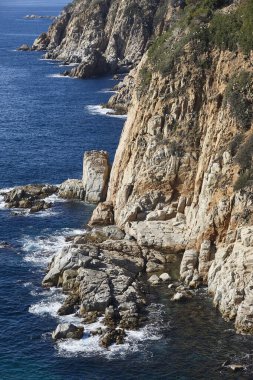 Costa Brava 'daki resimli Akdeniz kayalıkları. Girona, İspanya