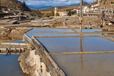 Bask Bölgesi 'nde antika tuz düzlükleri. Salinas de Anana. İspanya