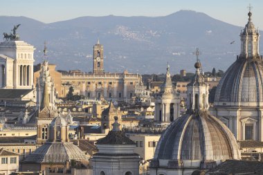 St. Angelo Kalesi 'nden gün batımında Roma şehir manzarası. İtalya