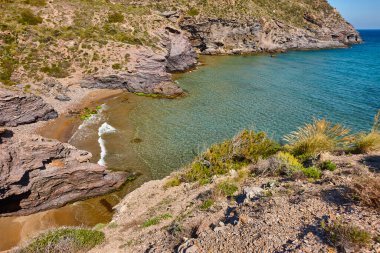 Murcia 'daki Akdeniz kıyısı. Calblanque doğal parkı ve plajı. İspanya