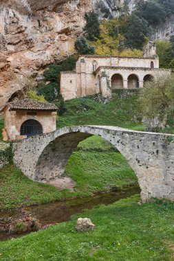 Tobera 'nın ortaçağ köyü. Şapel ve köprü. Burgos, İspanya