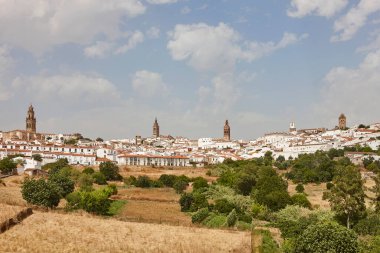 Resimli, bembeyaz evler ve çan kuleleri. Jerez de los Caballeros