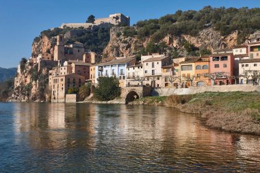 Ortaçağ şatosu olan resim gibi bir köy. Miravet, Tarragona. Katalunya, İspanya