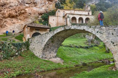 Tobera 'nın ortaçağ köyü. Şapel ve köprü. Burgos, İspanya