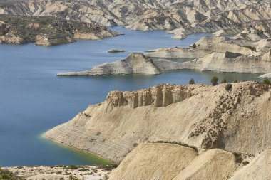 Çorak Topraklar manzarası ve Algeciras rezervuarındaki mavi sular. Murcia, İspanya