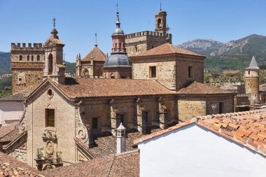 Guadalupe manastırı ve resimli antika binalar. Çatlaklar, Extremadura. İspanya