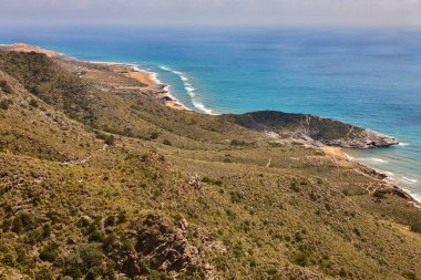 Murcia 'daki Akdeniz kıyısı. Calblanque doğal parkı ve plajı. İspanya