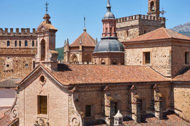 Guadalupe manastırı ve resimli antika binalar. Çatlaklar, Extremadura. İspanya