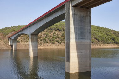 Nehir üzerinde yolu olan beton köprü. Mühendislik endüstrisi