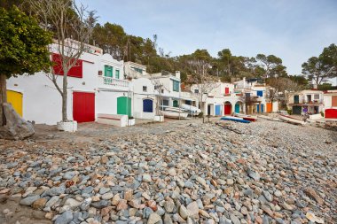 Girona 'daki resim gibi renkli Akdeniz kıyıları. Salguer Koyu. Katalonya, İspanya