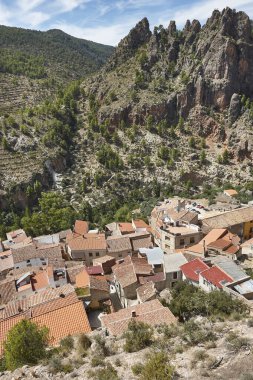 Geleneksel köy dağda yuva yapmış. Ayna. Castilla La Mancha. 