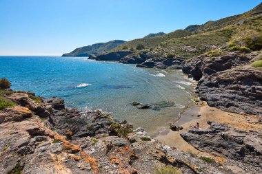 Murcia 'daki Akdeniz kıyısı. Calblanque doğal parkı ve plajı. İspanya