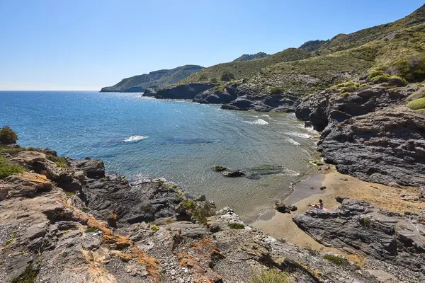 Murcia 'daki Akdeniz kıyısı. Calblanque doğal parkı ve plajı. İspanya