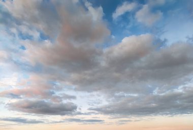 Gökyüzünün arka planı, sıcak günbatımında güzel bulutlar, yer değiştirmek için bulutlu gökyüzü.