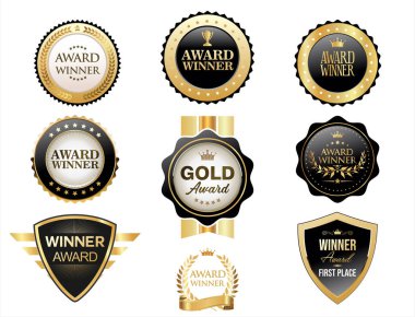 Ödül sahibi altın ve siyah amblem ve rozetler beyaz arka planda izole edildi 