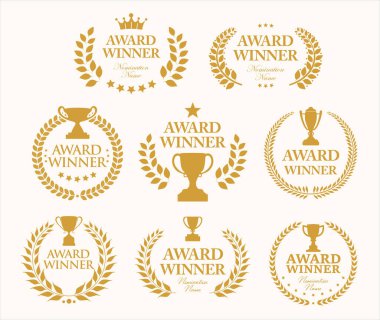 Beyaz arkaplanda izole edilmiş altın yazılı altın defne ödülü sahibi amblemi 