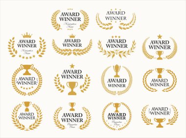 Beyaz arkaplanda izole edilmiş altın yazılı altın defne ödülü sahibi amblemi