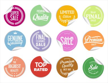 Beyaz arkaplanda izole edilmiş renkli promosyon çıkartmaları ve rozetleri koleksiyonu 