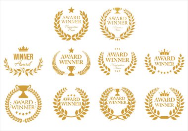 Beyaz arkaplanda izole edilmiş altın yazılı altın defne ödülü sahibi amblemi