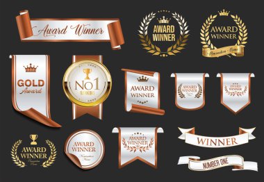 Gri arka planda izole edilmiş prim ve altın ödüllü rozetler ve gümüş ve bronz kurdele. 